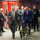 8. april: Kronprinsen besøker en utstilling om data- og telehistorie på Teknisk Museum i Oslo. De besøkende blir guidet gjennom utstillingen av kunstig intelligens i form av robothunden Freke. Foto: Liv Anette Luane, Det kongelige hoff